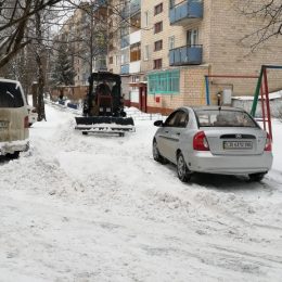 Якісному прибиранню снігу заважає припаркована техніка