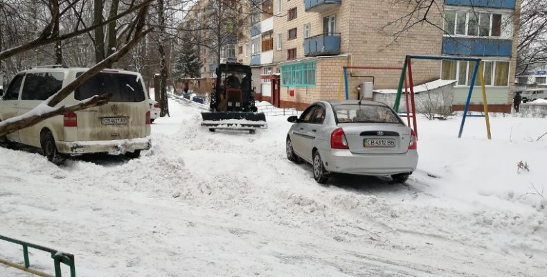 Якісному прибиранню снігу заважає припаркована техніка