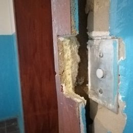 По-варварськи мешканці квартири зіпсували ліфт у багатоповерхівці