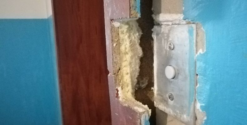 По-варварськи мешканці квартири зіпсували ліфт у багатоповерхівці