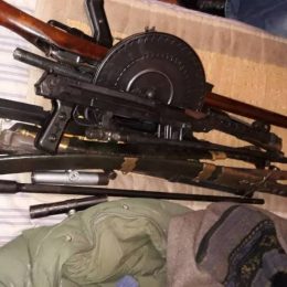 Зловмисники під керуванням поліцейського реалізовували вогнепальну зброю