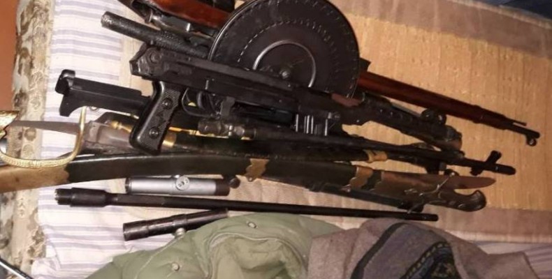Зловмисники під керуванням поліцейського реалізовували вогнепальну зброю