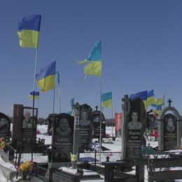 На могилах бійців АТО у Чернігові пластикові флагштоки замінять на металеві