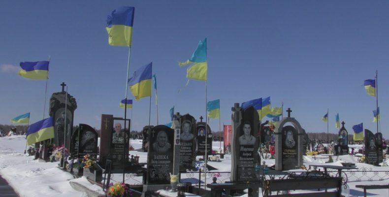 На могилах бійців АТО у Чернігові пластикові флагштоки замінять на металеві