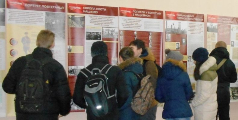 У Чернігові відтворили картинку протистояння ОУН-УПА з нелюдськими режимами