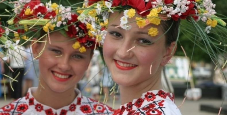 «Пригорнувшись душею до рідного слова…»
