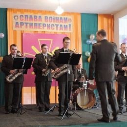 Бойових подруг та волонтерів привітали зі святом ввійськовослужбовці