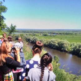 Діти побачили Деснянську заплаву, над якою кружляв чорний лелека
