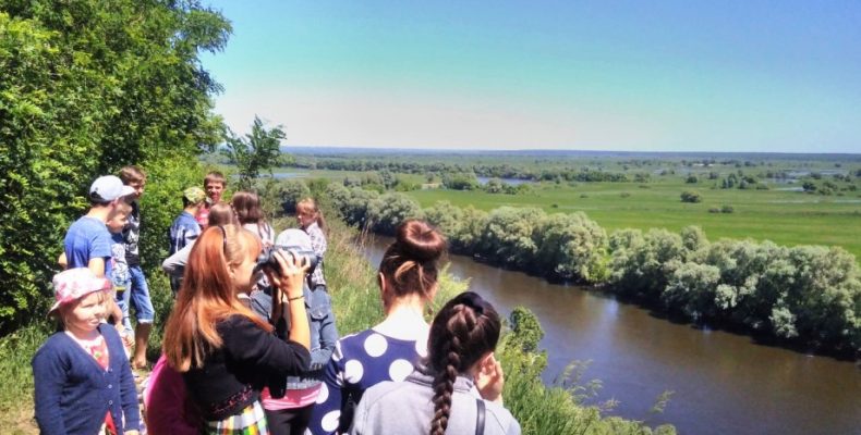 Діти побачили Деснянську заплаву, над якою кружляв чорний лелека