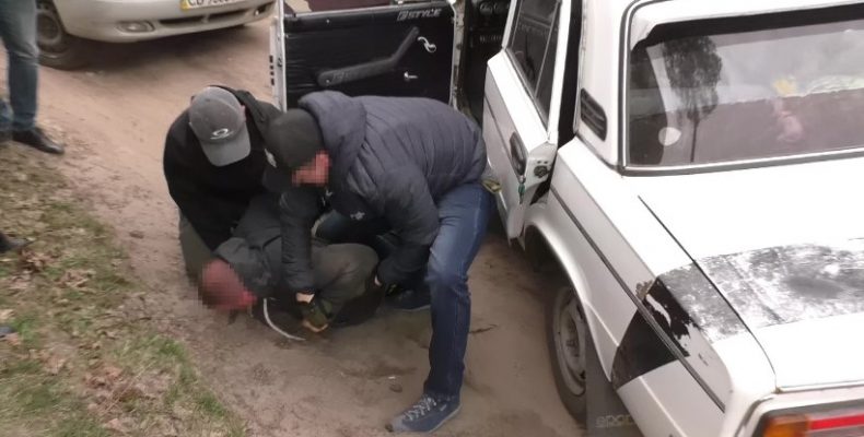Боєприпаси та зброю з району АТО намагався збути військовий. Відео