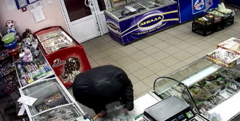 Під домашній арешт — за розбійний напад на магазин