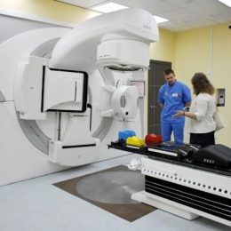 Фахівці з Норвегії допомагають чернігівським онкологам освоїти апарат