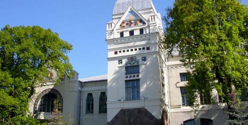 Як у Чернігові рятують книжки та підшивки газет від наслідків стихії