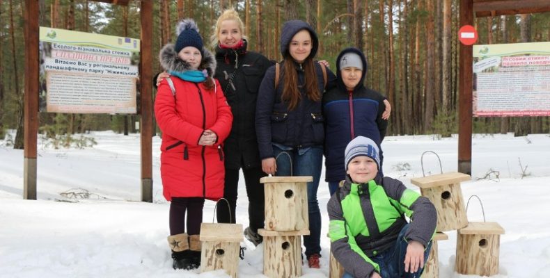 Ніжинські лісівники зі школярами дбайливо потурбувалися про птахів