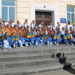 Чернігівські артисти патріотично привітали учнів зі святом знань