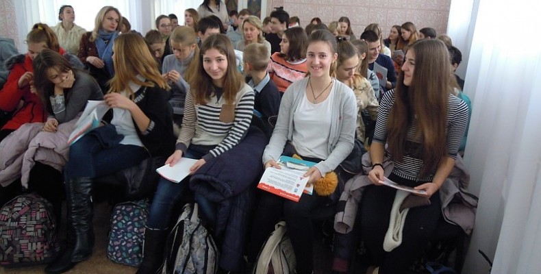 Як Конституція забезпечує права та свободи молодих людей