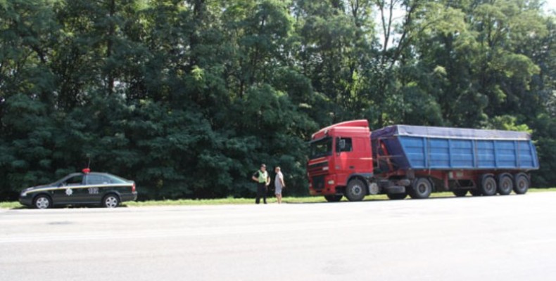 Куди прямувала львівська фура зі сміттям, з`ясовує поліція Чернігівщини