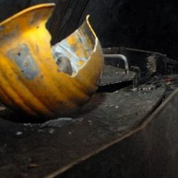 Двоє робітників, нехтуючи правилами безпеки, впали з висоти