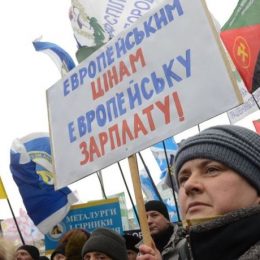 Зарплати в Україні можуть досягти 700 євро, а пенсії — 500 євро