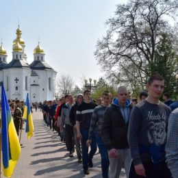 Коридор пошани для призовників у військо організували у Чернігові