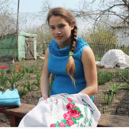 Школярка з Чернігівщини вишиває… однією рукою
