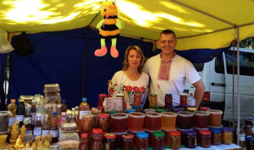 Із продукції бджільництва пасічник робить лікувальні настоянки