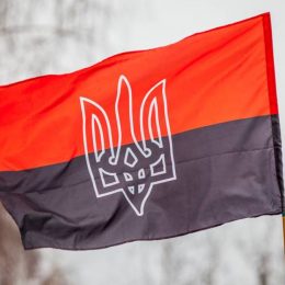 Військові 30-ки встановили червоно-чорний прапор перед ворожими позиціями