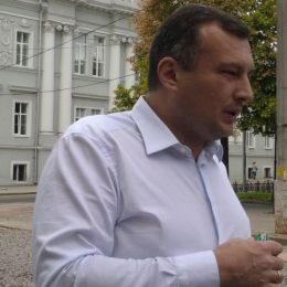 У Чернігові міський голова піарить бізнес-партнера — кандидата у депутати