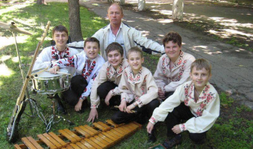 Він не може і дня без музики, бо народився барабанщиком