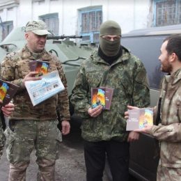 Книги Яковишина про життя вручені українським бійцям