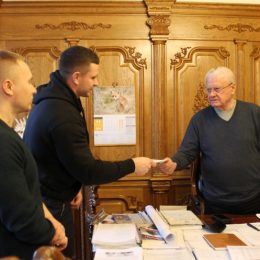 Леонід Яковишин вручив грошову премію бобровицьким чемпіонам