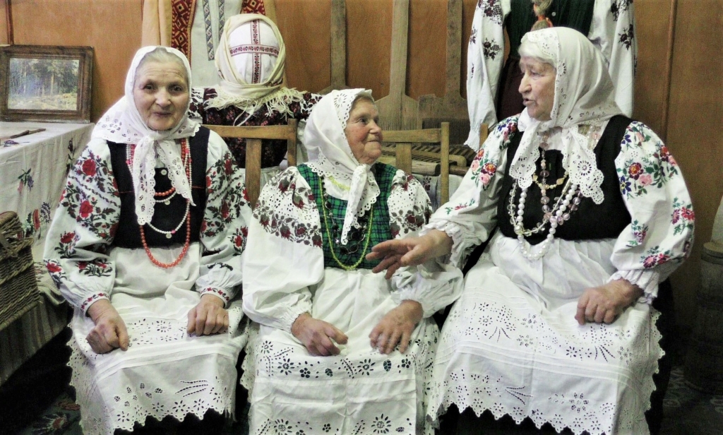 Сільські бабусі виконують фольклорні пісні Чернігівщини