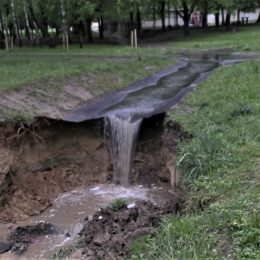 Через зсув грунту небезпечний яр наближається до десятиповерхівки