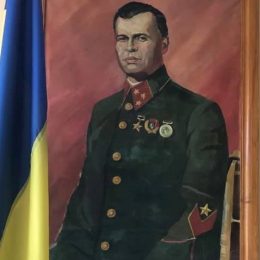 У школах поруч з державним прапором — портрети ворогів України