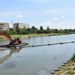 У Носівці розчищають річку і облаштовують зону відпочинку