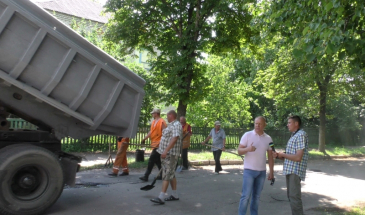 Поки владі бракує грошей, мешканці Любеча «скинулися» на дорогу
