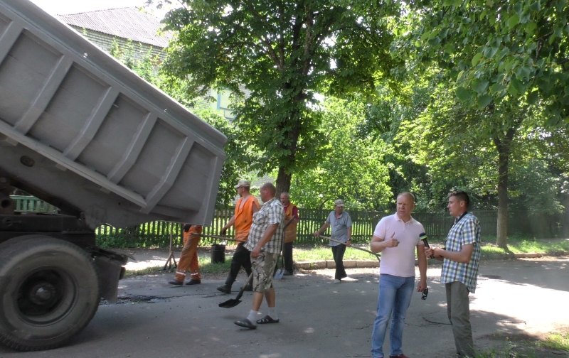 Поки владі бракує грошей, мешканці Любеча «скинулися» на дорогу