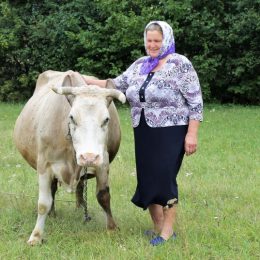Пенсіонерка з Чернігівщини про корів дбає і на скутері ганяє…