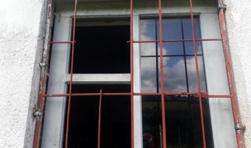 Зловмисник через вікно проник у магазин і викрав продукти харчування