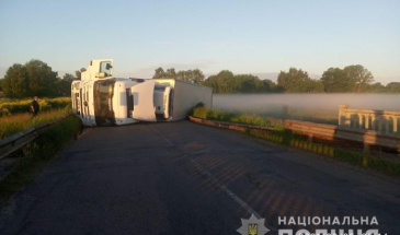 На Чернігівщині перекинувся турецький автомобіль з персиками