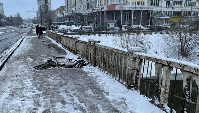 Провалився міст через річку Стрижень у Чернігові
