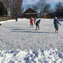 Зробили ковзанку для дітвори прямо на городі