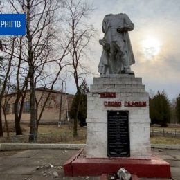 Окупанти обстріляли пам'ятник радянському воїну Другої світової війни