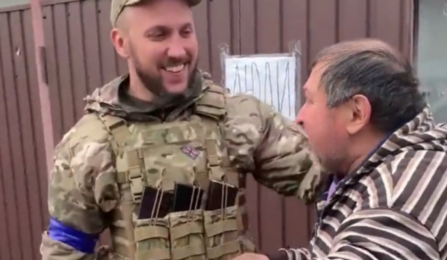 Військовий завітав до батьків після звільнення села від окупантів