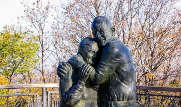Чоловік продав землю й замовив пам’ятник для себе і дружини