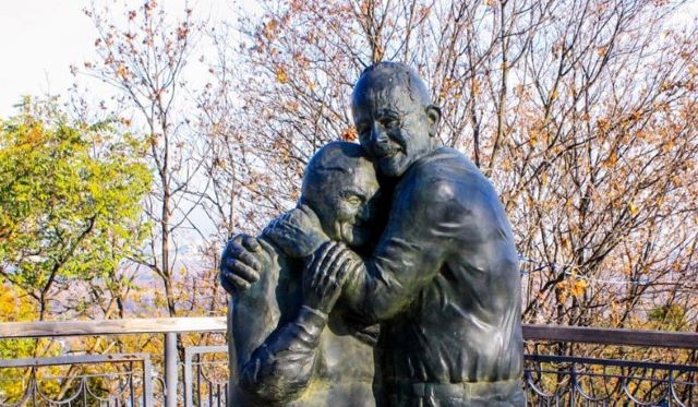 Чоловік продав землю й замовив пам’ятник для себе і дружини