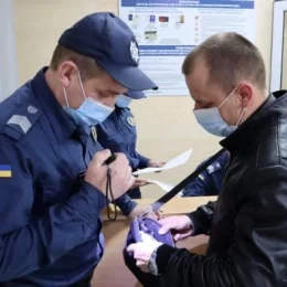 Судові охоронці Чернігівщини виявили ножі та зброю