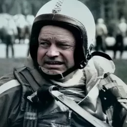 Безстрашний полковник у 74-літньому віці стрибнув із парашутом