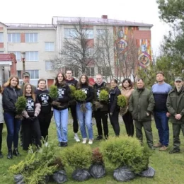 Лісівники і молодь примножують зелений скарб Сіверського краю