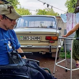 Чернігівському геріатричному пансіонату волонтери передали інвалідні візки